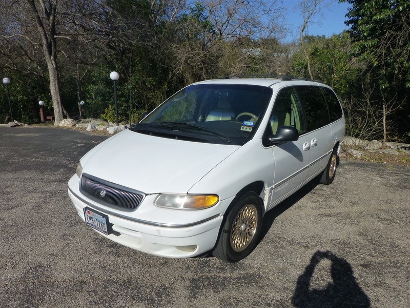 1996 Chrysler town & country minivan #4
