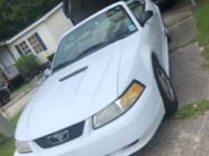 White 2000 Ford Mustang