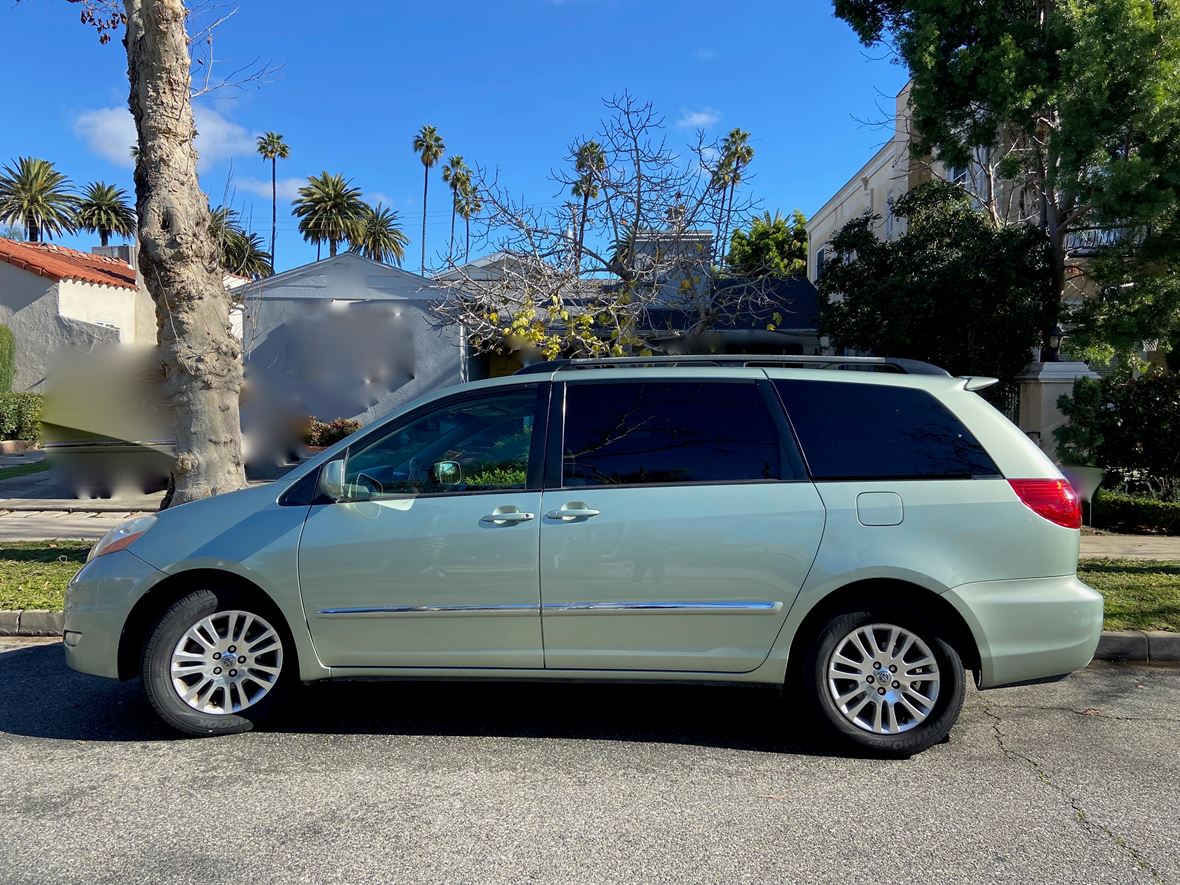 2007 Toyota Sienna for sale by owner in Beverly Hills