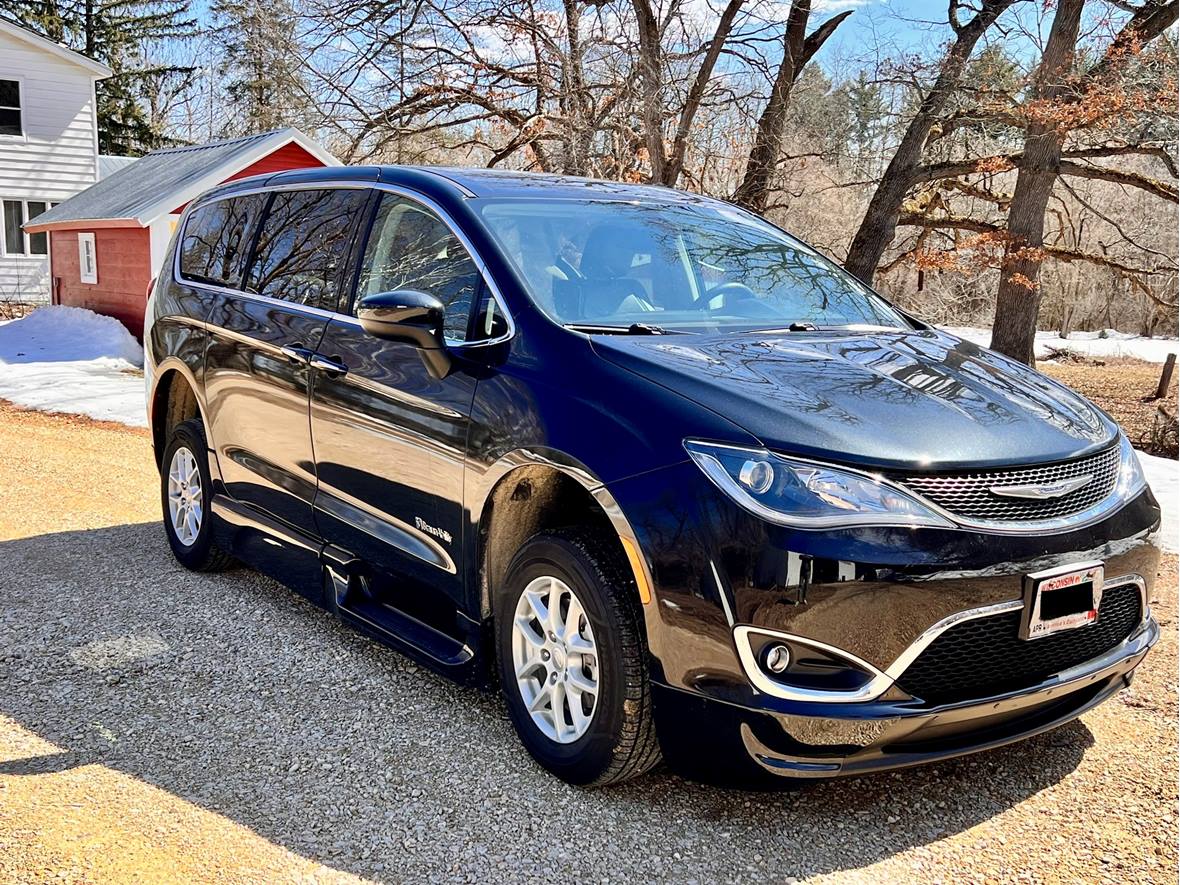 2017 Chrysler Pacifica for sale by owner in Amherst Junction