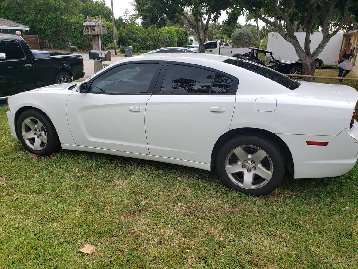 2013 Dodge Charger for sale by owner in Fort Lauderdale