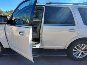 White 2015 Ford Expedition
