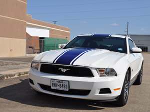 White 2010 Ford Mustang