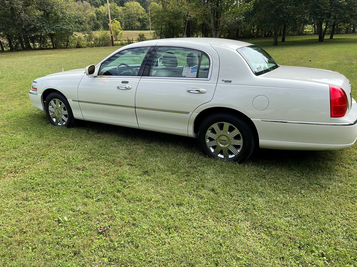 2005 Lincoln Town Car for sale by owner in Celina
