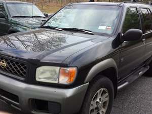 Nissan Pathfinder se  for sale by owner in Miller Place NY