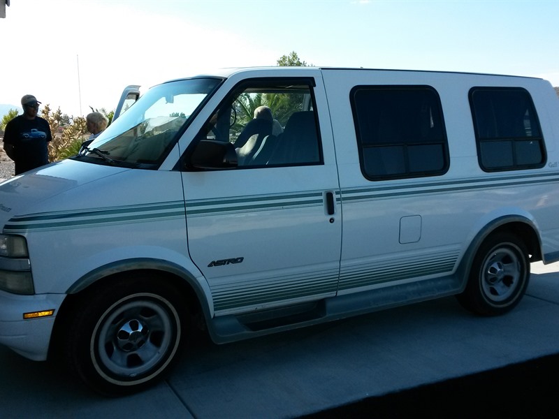 1998 Chevrolet Astro Passenger Van for sale by owner in PAHRUMP