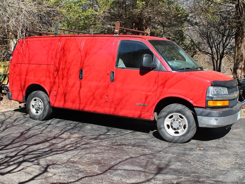 2004 Chevrolet Express for sale by owner in EAST HAMPTON