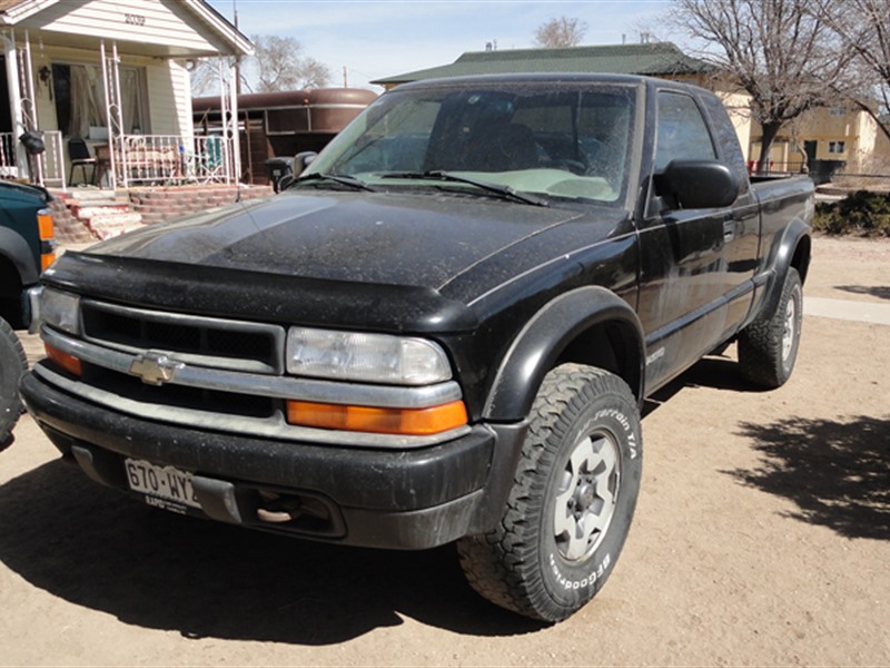 2000 Chevrolet S-10 for sale by owner in PUEBLO