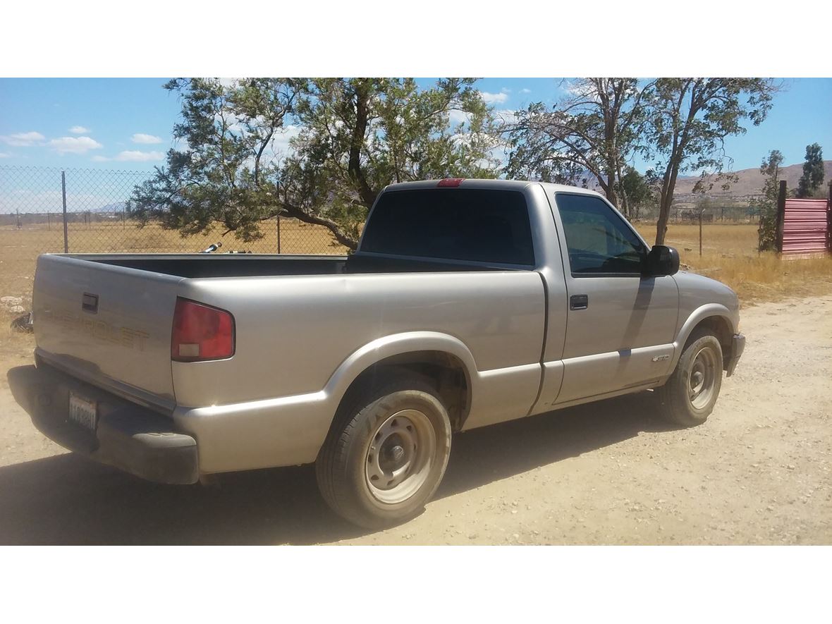 2001 Chevrolet S-10 for sale by owner in Apple Valley