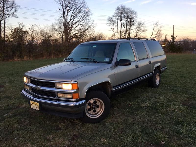 1998 Chevrolet Suburban for sale by owner in RED BANK