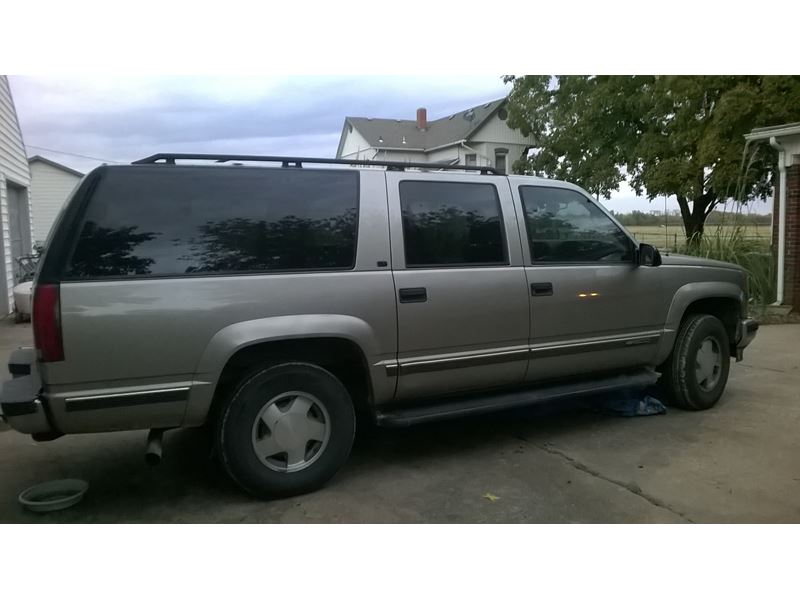 1999 Chevrolet Suburban for sale by owner in TOPEKA