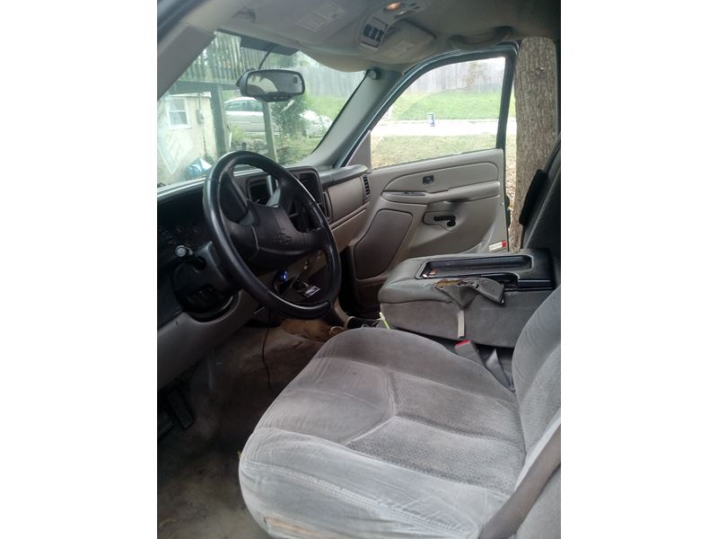 2004 Chevrolet Suburban for sale by owner in Belleville