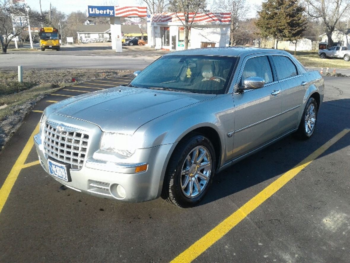 2005 Chrysler 300C for sale by owner in Oskaloosa