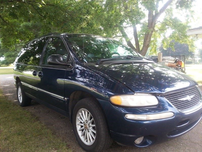 2000 Chrysler Town & Country for sale by owner in NILES