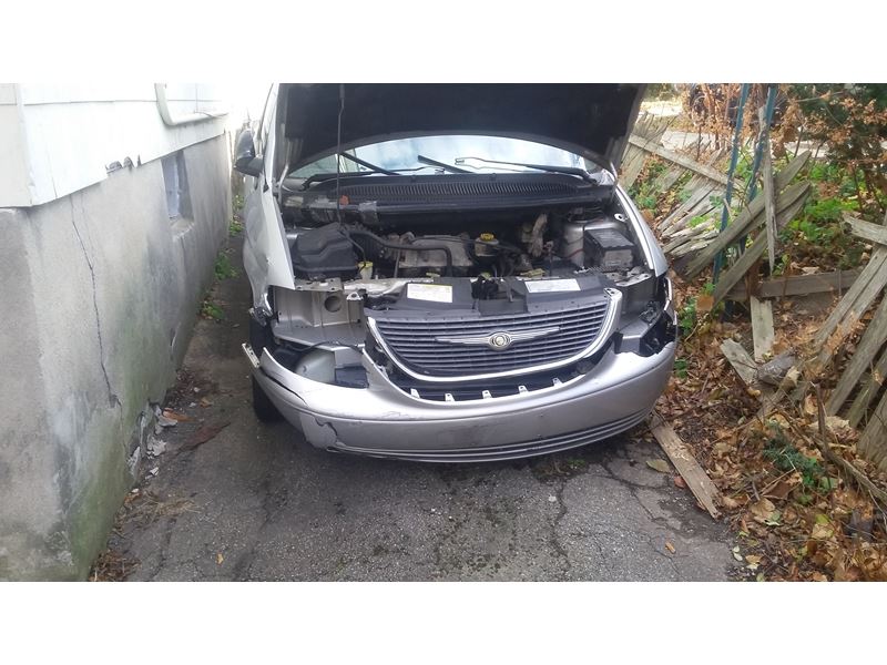 2002 Chrysler Town & Country for sale by owner in Waterbury