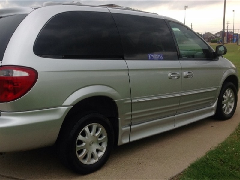 2003 Chrysler Town & Country for sale by owner in MESQUITE
