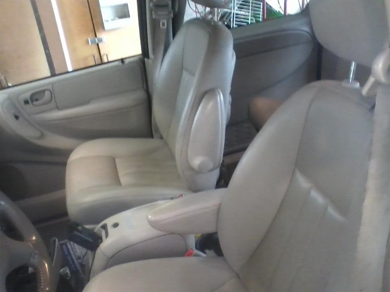2005 Chrysler Town & Country for sale by owner in DELTON