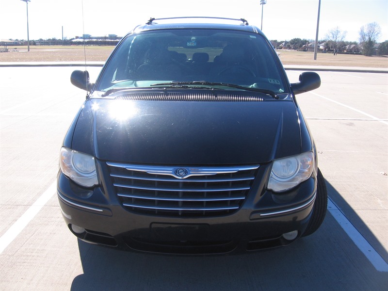 2005 Chrysler Town & Country for sale by owner in DALLAS