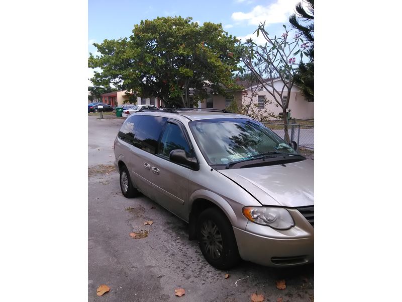 2005 Chrysler Town & Country for sale by owner in Miami Gardens