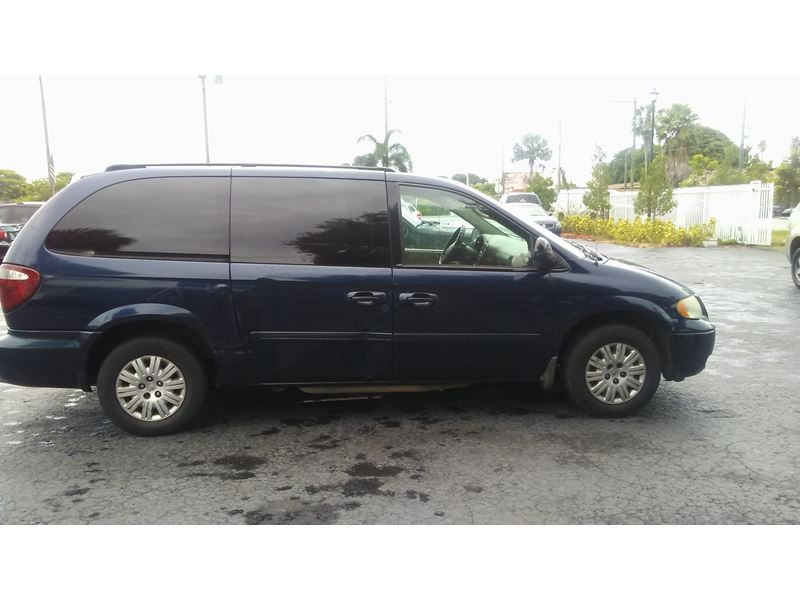2005 Chrysler Town & Country for sale by owner in Miami