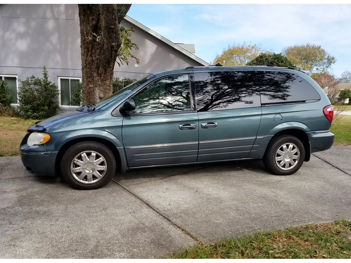 2005 Chrysler Town & Country for sale by owner in Eustis