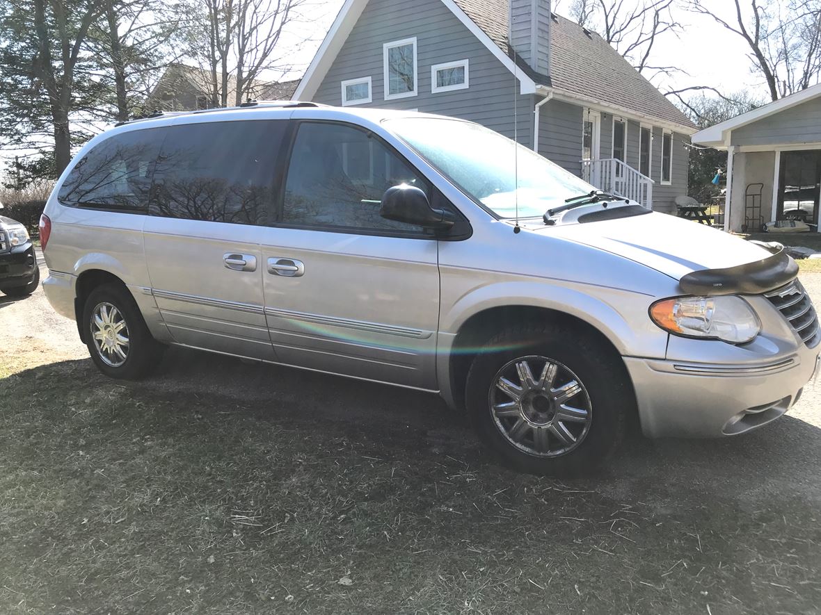 2005 Chrysler Town & Country for sale by owner in Libertyville
