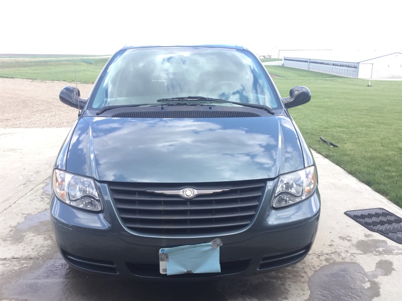 2006 Chrysler Town & Country for sale by owner in PELLA