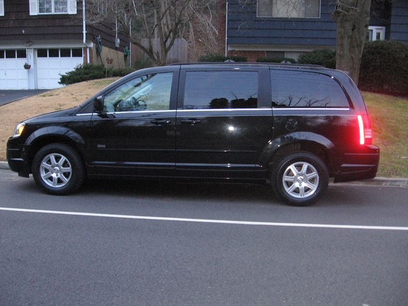 2008 Chrysler Town & Country for sale by owner in Oyster Bay