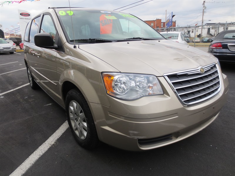 2009 Chrysler Town & Country for sale by owner in BALTIMORE