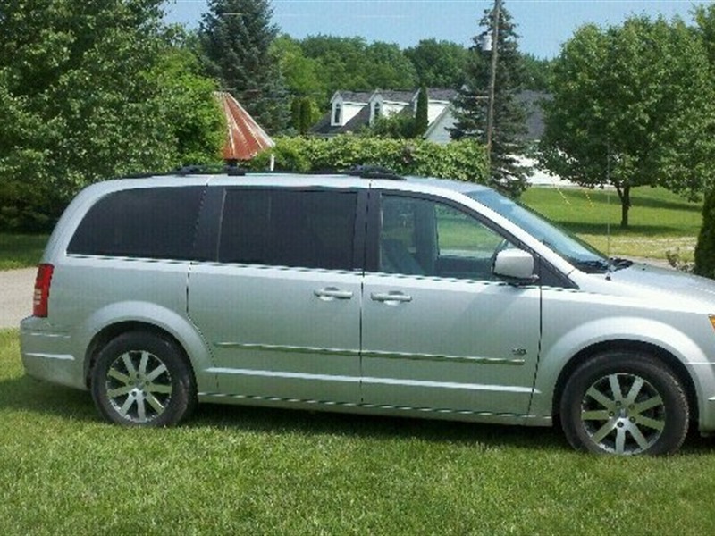 2009 Chrysler Town & Country for sale by owner in CARLETON
