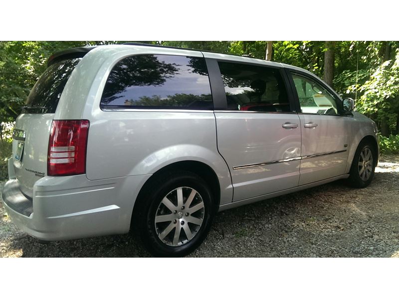 2009 Chrysler Town & Country for sale by owner in NORTHVILLE
