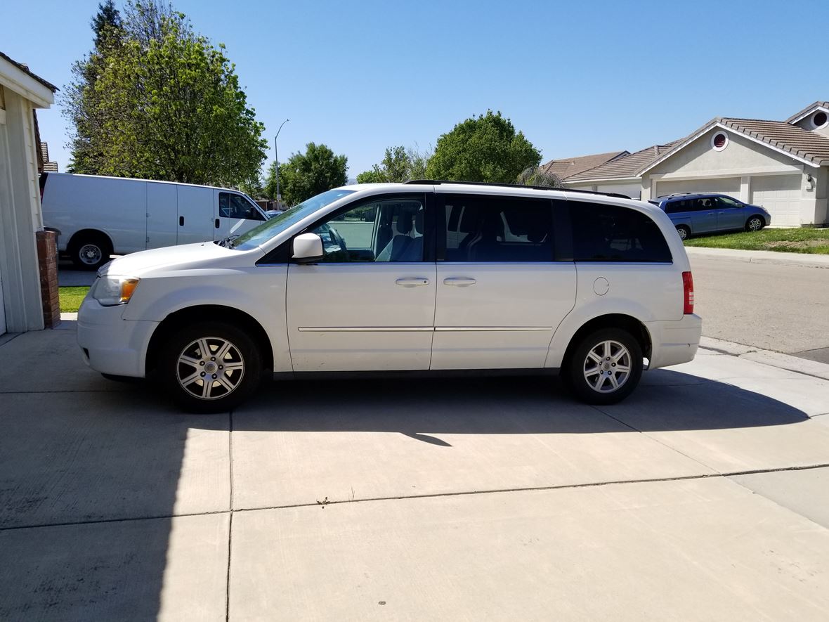 2010 Chrysler Town & Country for sale by owner in Tracy