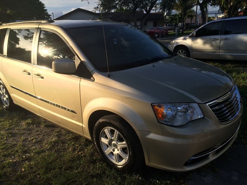2012 Chrysler Town & Country for sale by owner in Miami