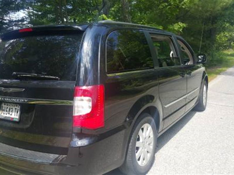 2013 Chrysler Town & Country for sale by owner in WINTHROP