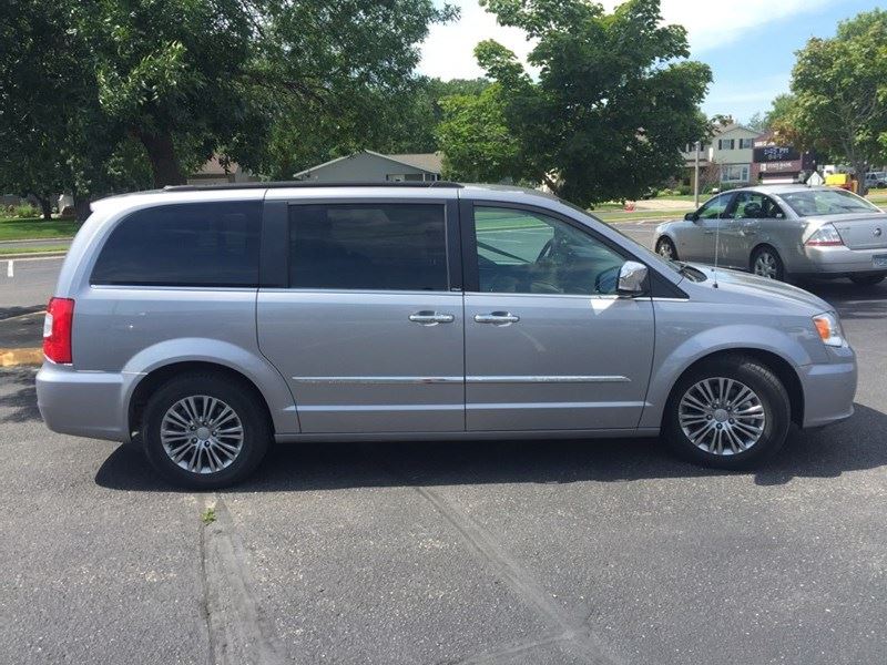 2014 Chrysler Town & Country for sale by owner in Sauk Centre