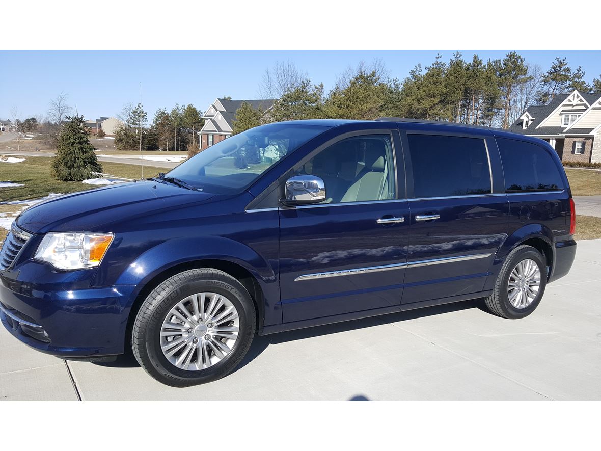 2015 Chrysler Town & Country for sale by owner in Highland