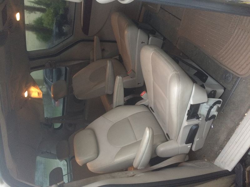2005 Chrysler Town & Country limited for sale by owner in Port Saint Lucie
