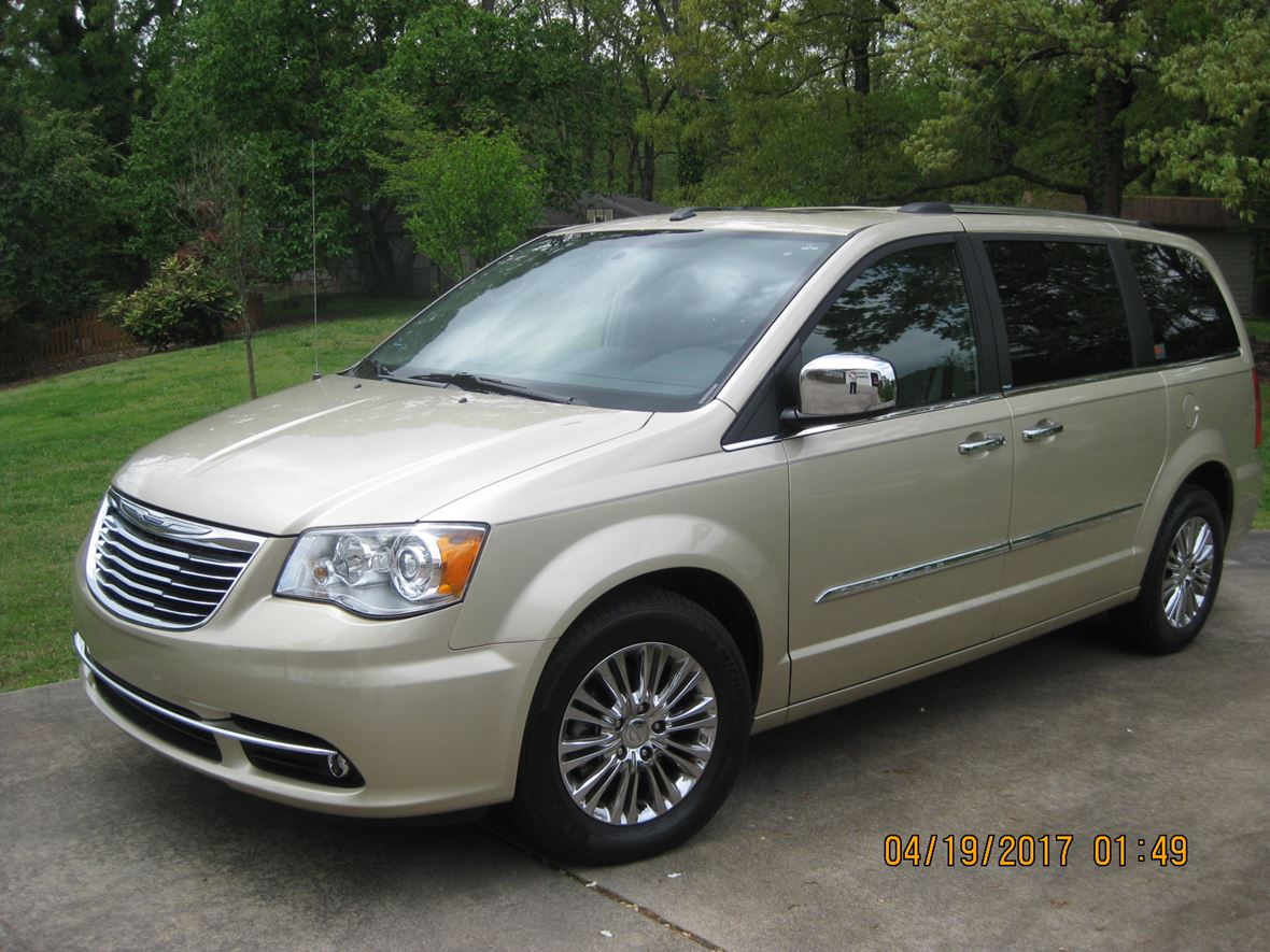 2011 Chrysler Town & Country Mini Van Limited for sale by owner in Gainesville