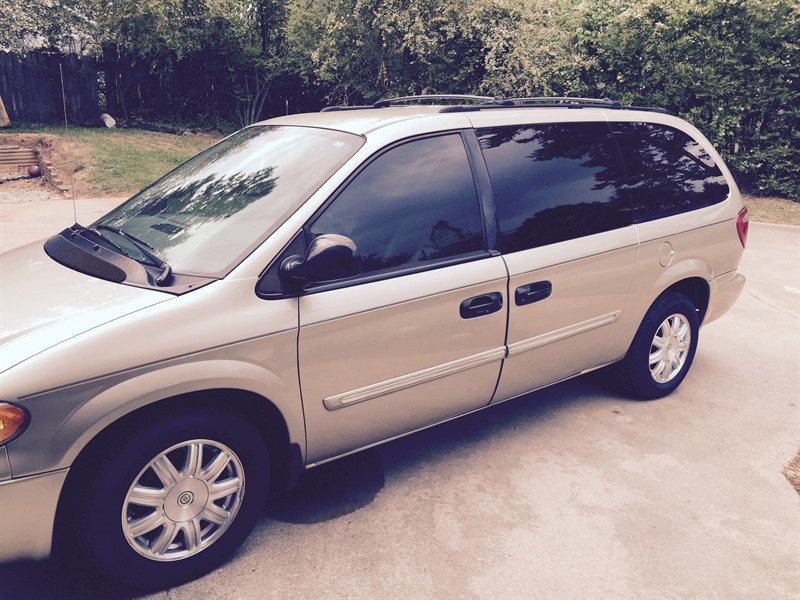 2005 Chrysler Town and Country for sale by owner in CLERMONT