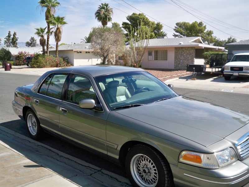 2000 Ford Crown Victoria for sale by owner in PALM DESERT