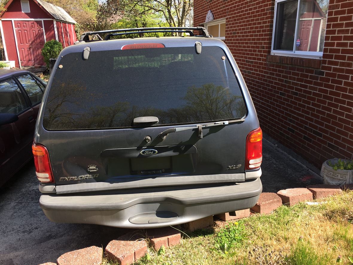 2000 Ford Explorer for sale by owner in Temple Hills
