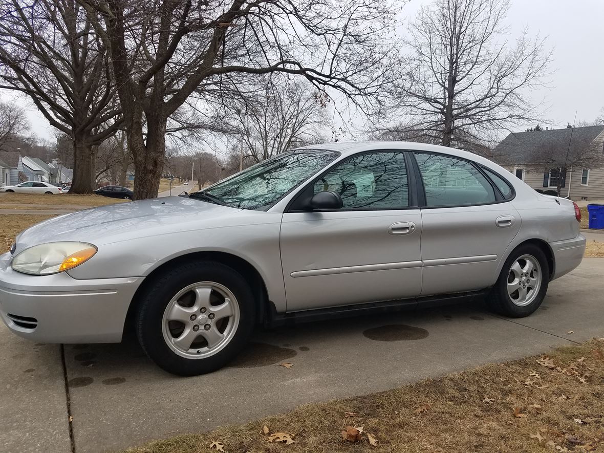 2005 Ford Taurus for sale by owner in Cedar Rapids