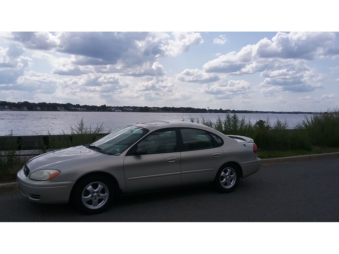2004 Ford Taurus X for sale by owner in Brick