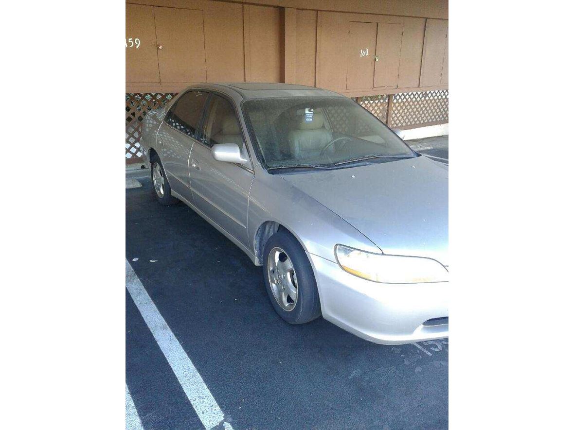 1998 Honda Accord for sale by owner in Vista