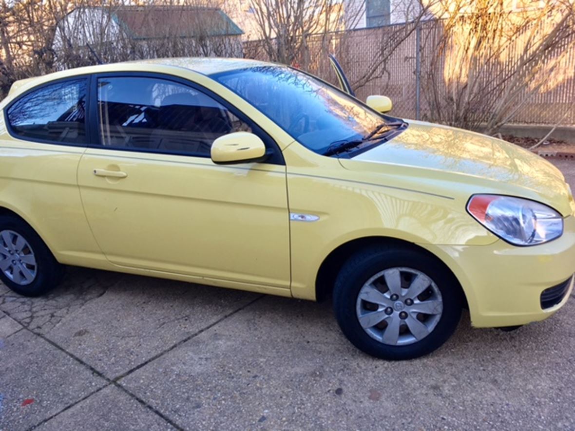 2010 Hyundai Accent for sale by owner in Elmont