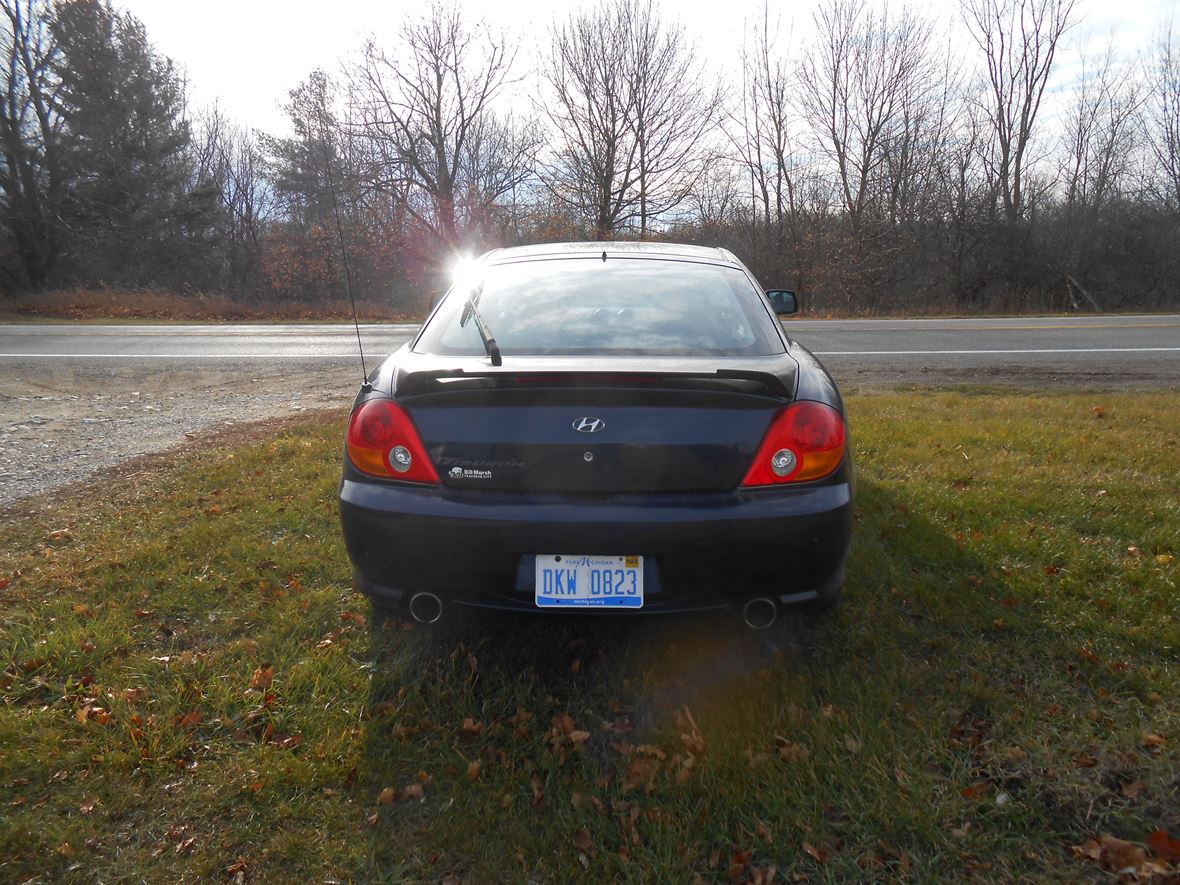 2004 Hyundai Tiburon for sale by owner in Adrian