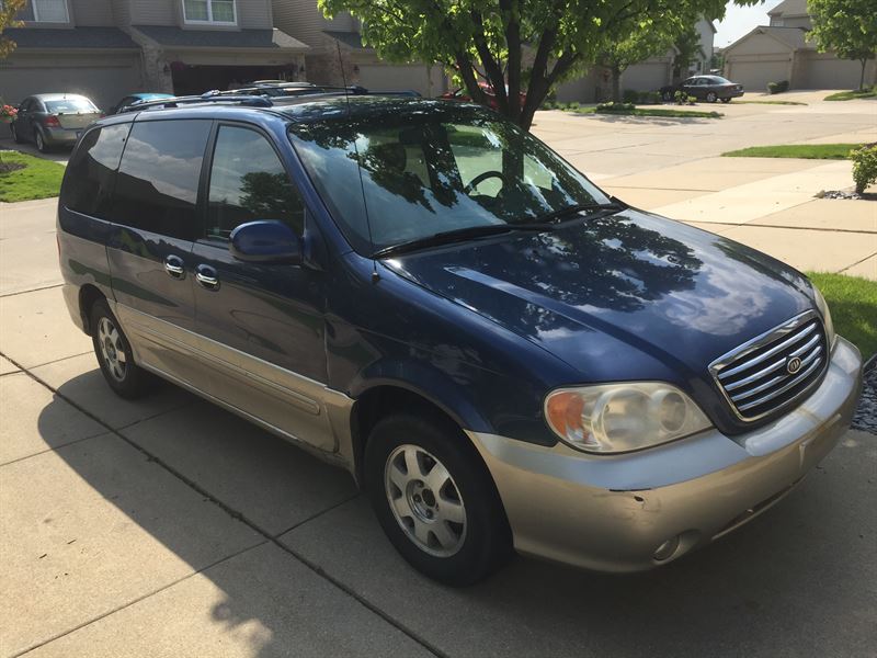 2002 Kia Sedona for sale by owner in STERLING HEIGHTS