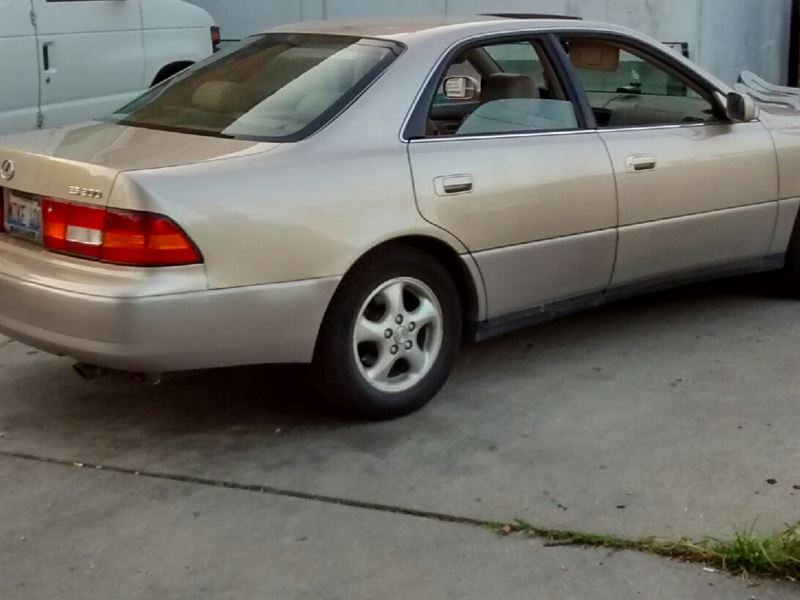 1999 Lexus ES 300 for sale by owner in HARWOOD HEIGHTS