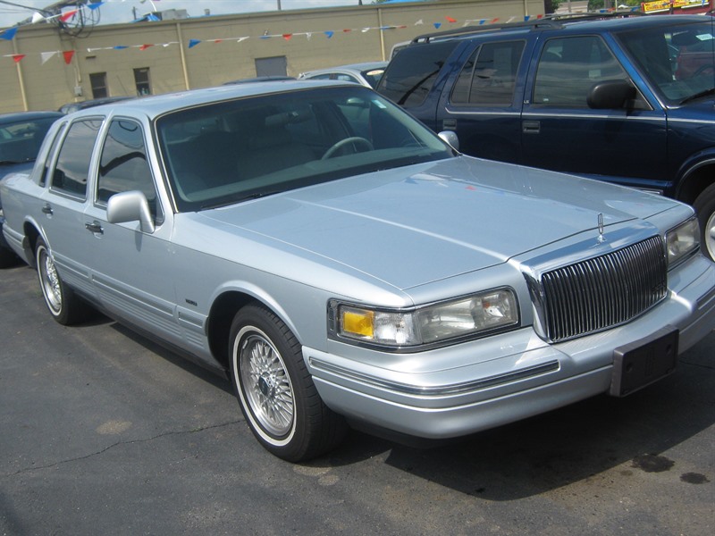 1995 Lincoln Town Car for sale by owner in MELVINDALE