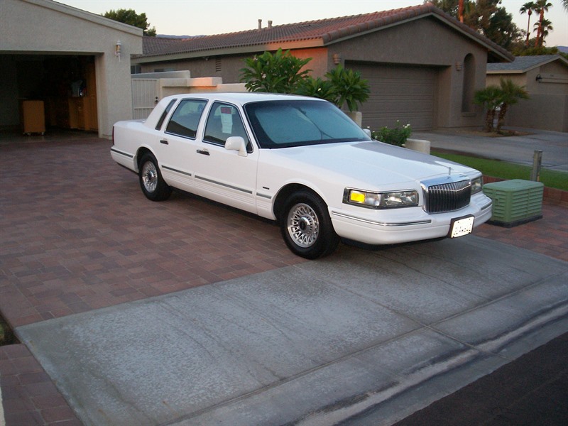 1995 Lincoln Town Car for sale by owner in PALM DESERT